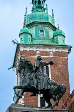 KRAKOW, POLAND - 21 Aralık 2023: Wawel Hill 'deki Wawel Royal kalesi, Kral III. Casimir' in emriyle 21 Aralık 2023 'te Polonya' nın başkenti Krakow 'da kuruldu.