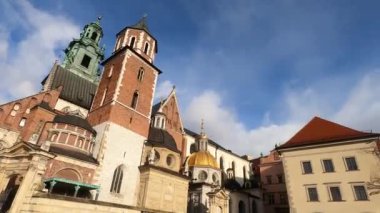 KRAKOW, POLAND - 21 Aralık 2023: Wawel Hill 'deki Wawel Royal kalesi, Kral III. Casimir' in emriyle 21 Aralık 2023 'te Polonya' nın başkenti Krakow 'da kuruldu.