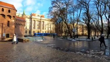 KRAKOW, POLAND - 21 Aralık 2023: Barbican, Polonya 'nın Krakow şehrinde 1490' lardan kalma savunma kapısı.