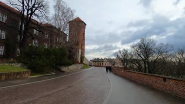 KRAKOW, POLAND - 21 Aralık 2023: Wawel Hill 'deki Wawel Royal kalesi, Kral III. Casimir' in emriyle 21 Aralık 2023 'te Polonya' nın başkenti Krakow 'da kuruldu.