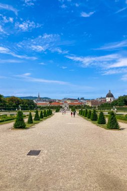 VIENNA, AUSTRIA - 18 Temmuz 2024: Belvedere Sarayı ve Viyana bahçesi 18 Temmuz 2024