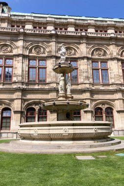 Viyana, AUSTRIA - 18 Temmuz 2024 Viyana Devlet Opera Binası. Tarihi opera binası, Avusturya 'nın Viyana şehrinin 18 Temmuz 2024 tarihli simgesi ve simgesidir.