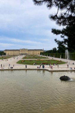 Viyana, AUSTRIA 19 Temmuz 2024: Schonbrunn Sarayı, Habsburg hükümdarlarının 19 Temmuz 2024 'te Hietzing, Avusturya' da Barok yazlık ikametgahı.