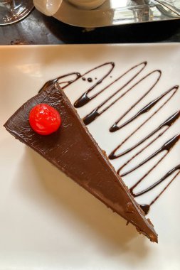 Avusturya, Viyana 'daki Cafe' de bir dilim Sacher Torte keki. Meşhur Avusturya çikolatalı sünger keki, yakın plan kayısı reçeli.
