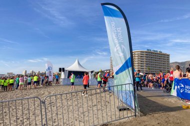 TORREMOLINOS, İspanya - 20 Ekim 2024: Dünya Triatlon Şampiyonası finali, 20 Ekim 2024 tarihinde İspanya 'nın Torremolinos kentinde felçliler