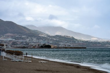 FUENGIROLA, İspanya - 1 Mayıs 2024: 1 Mayıs 2024 tarihinde İspanya 'nın Fuengirola plajındaki bulutlar