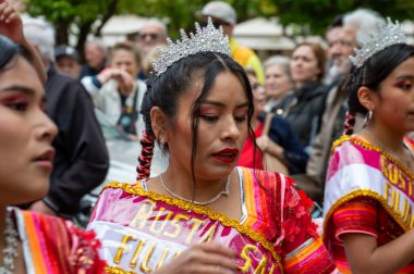 FUENGIROLA, İspanya - 1 Mayıs 2024: Fuengirola, İspanya 'daki Uluslararası Fuar Fuarı' nın açılış töreni