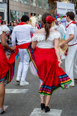 FUENGIROLA, İspanya - 1 Mayıs 2024: Fuengirola, İspanya 'daki Uluslararası Fuar Fuarı' nın açılış töreni