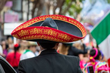 FUENGIROLA, İspanya - 1 Mayıs 2024: Fuengirola, İspanya 'daki Uluslararası Fuar Fuarı' nın açılış töreni