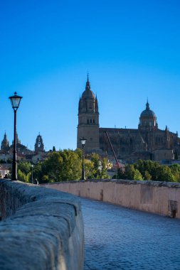 SALAMANCA, İspanya - 17 Eylül 2024: Roma köprüsü Salamanca, İspanya 17 Eylül 2024