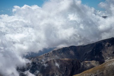 Bulutlu dağların üzerinden Mulhacen Tepesi 'ne, Sierra Nevada Ulusal Parkı' na, Endülüs 'e, İspanya' ya