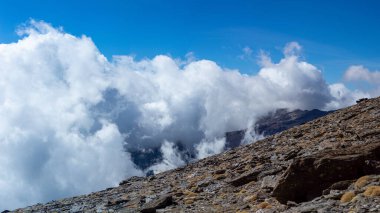 Bulutlu dağların üzerinden Mulhacen Tepesi 'ne, Sierra Nevada Ulusal Parkı' na, Endülüs 'e, İspanya' ya