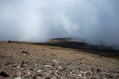 Bulutlu dağların üzerinden Mulhacen Tepesi 'ne, Sierra Nevada Ulusal Parkı' na, Endülüs 'e, İspanya' ya