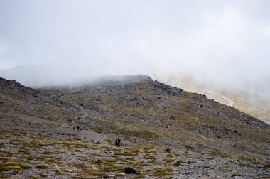 Bulutlu dağların üzerinden Mulhacen Tepesi 'ne, Sierra Nevada Ulusal Parkı' na, Endülüs 'e, İspanya' ya
