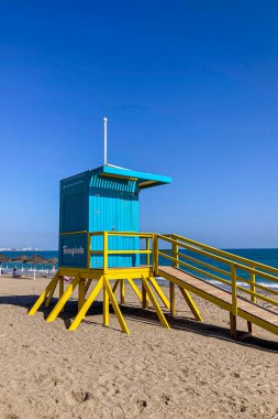 FUENGIROLA, İspanya - 31 Ekim 2024: Fuengirola sahilinde yürüyüş, İspanya 31 Ekim 2024