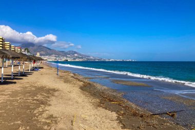 FUENGIROLA, İspanya - 31 Ekim 2024: Fuengirola, İspanya 'da Dana kasırgasından sonra sahil