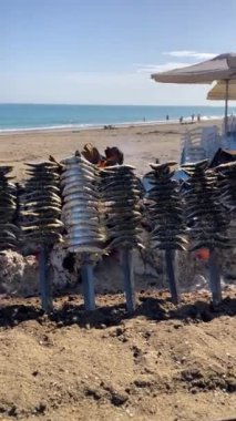 Geleneksel deniz ürünleri pişirme (espetos), Malaga 'nın balıkçılık mirasına derinden bağlıdır.
