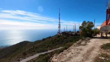 MIJAS, İspanya - 21 Ekim 2023: Mijas Dağı 'ndaki iletişim antenleri, 21 Ekim 2023