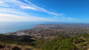Akdeniz 'e ve Mijas zirvesinden Endülüs' e, Malaga 'ya, İspanya' ya kadar çevresindeki şehirlere panoramik bir bakış