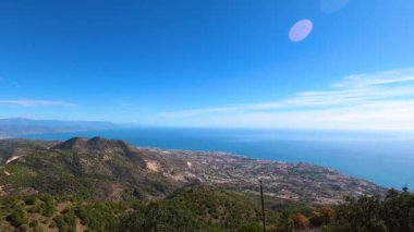 Akdeniz 'e ve Mijas zirvesinden Endülüs' e, Malaga 'ya, İspanya' ya kadar çevresindeki şehirlere panoramik bir bakış