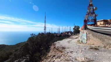 MIJAS, İspanya - 21 Ekim 2023: Mijas Dağı 'ndaki iletişim antenleri, 21 Ekim 2023