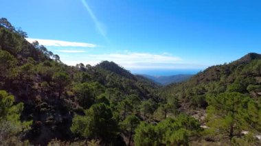 Lucero Tepesi 'ne yürüyüş yolu Tejeda, Almijara ve Alhama Doğal Dağlar Parkı.