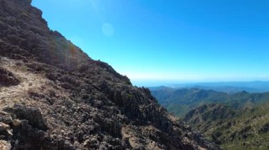 Lucero Tepesi 'ne yürüyüş yolu Tejeda, Almijara ve Alhama Doğal Dağlar Parkı.