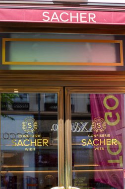 VIENNA, AUSTRIA - 19 Temmuz 2024: Viyana 'daki ünlü Cafe Sacher, 19 Temmuz 2024