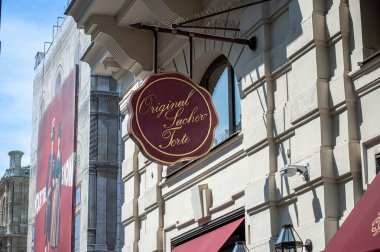 VIENNA, AUSTRIA - 19 Temmuz 2024: Viyana 'daki ünlü Cafe Sacher, 19 Temmuz 2024