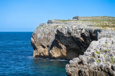 Pria Havadeliği olarak da bilinen Cantabrian Denizi 'ndeki Pria Bufones kayalıkları İspanya' nın Asturias kentinin kuzey kıyısında bulunan büyüleyici bir doğal jeolojik fenomendir..