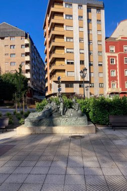 Oviedo, İspanya - 16 Eylül 2024: Oviedo, İspanya 'da tarihi bir kasabada yürüyüş