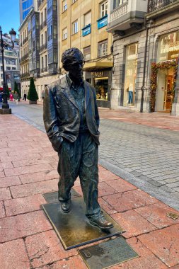 Oviedo, İspanya - 16 Eylül 2024: Oviedo, İspanya 'daki tarihi kentte Woody Allen heykeli