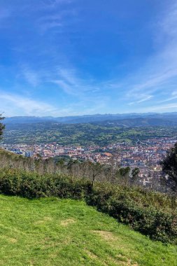 Oviedo şehri ve İspanya 'nın Oviedo kentindeki dağların panoramik manzarası