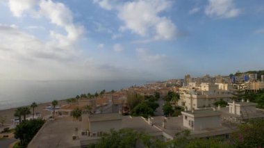 TORREMOLINOS, İspanya - 6 Eylül 2024: Torremolinos, İspanya 'da deniz gezinti alanında panoramik manzara