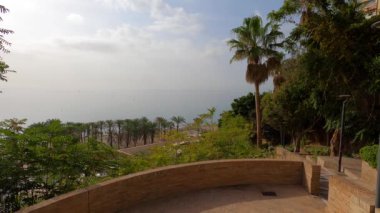 TORREMOLINOS, İspanya - 6 Eylül 2024: 6 Eylül 2024 tarihinde İspanya 'nın Torremolinos kentindeki şehir merkezinden sahile giden yol