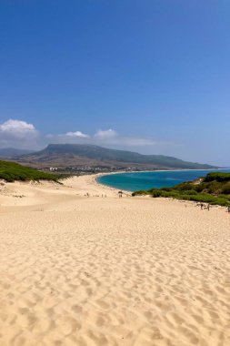 TARIFA, İspanya - 1 Eylül 2024: Tarifa, İspanya 'da Atlantik Okyanusu kıyısında 1 Eylül 2024' te Bolonia kumulu