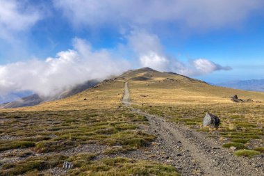 Bulutlu dağların üzerinden Mulhacen Tepesi 'ne, Sierra Nevada Ulusal Parkı' na, Endülüs 'e, İspanya' ya