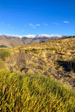 Bulutlu dağların üzerinden Mulhacen Tepesi 'ne, Sierra Nevada Ulusal Parkı' na, Endülüs 'e, İspanya' ya