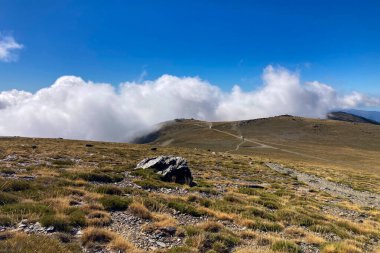 Bulutlu dağların üzerinden Mulhacen Tepesi 'ne, Sierra Nevada Ulusal Parkı' na, Endülüs 'e, İspanya' ya