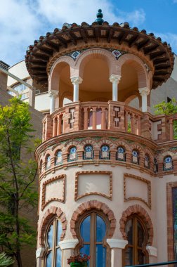 TORREMOLINOS, SPAIN - 25 Ekim 2024: Navajas Sarayı, 1925 'teki Mağribi canlanmasının fayanslarıyla süslenmiş bir saray, Torremolinos, İspanya' da 25 Ekim 2024 'te