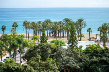 TORREMOLINOS, SPAIN - 25 Ekim 2024: Navajas Sarayı, 1925 'teki Mağribi canlanmasının fayanslarıyla süslenmiş bir saray, Torremolinos, İspanya' da 25 Ekim 2024 'te