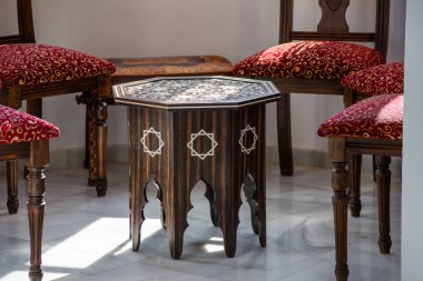 TORREMOLINOS, SPAIN - 25 Ekim 2024: Navajas Sarayı, 1925 'teki Mağribi canlanmasının fayanslarıyla süslenmiş bir saray, Torremolinos, İspanya' da 25 Ekim 2024 'te