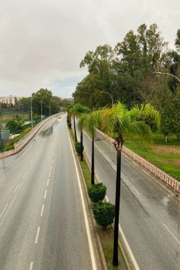 TORREMOLINOS, İspanya - 14 Ekim 2024: Torremolinos, İspanya 'da yol trafiği 14 Ekim 2024