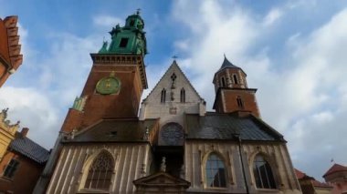 KRAKOW, POLAND - 21 Aralık 2023: Krakow, Polonya 'da sabah caddelerinde yürüyüş