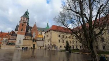 KRAKOW, POLAND - 21 Aralık 2023: Wawel Hill 'deki Wawel Royal kalesi, Kral III. Casimir' in emriyle 21 Aralık 2023 'te Polonya' nın başkenti Krakow 'da kuruldu.