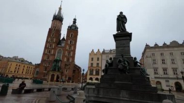 KRAKOW, POLAND - 21 Aralık 2023: Krakow, Polonya 'da Aziz Marys Bazilikası