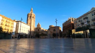 VALENCIA, İspanya - 2 Şubat 2024: Valencia Katedrali Valencia de la Virgen Town Square, İspanya 2 Şubat 2024