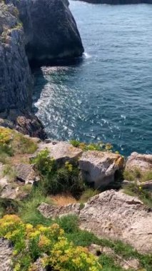 Pria Havadeliği olarak da bilinen Cantabrian Denizi 'ndeki Pria Bufones kayalıkları İspanya' nın Asturias kentinin kuzey kıyısında bulunan büyüleyici bir doğal jeolojik fenomendir..
