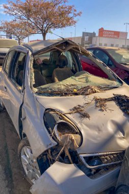 VALENCIA, İspanya - 18 Kasım 2024: 18 Kasım 2024 'te İspanya' nın Valencia kentinde meydana gelen DANA kasırgasının yol açtığı sel felaketinden kaynaklanan hasarlı araba ve enkaz