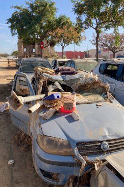 VALENCIA, İspanya - 18 Kasım 2024: 18 Kasım 2024 'te İspanya' nın Valencia kentinde meydana gelen DANA kasırgasının yol açtığı sel felaketinden kaynaklanan hasarlı araba ve enkaz